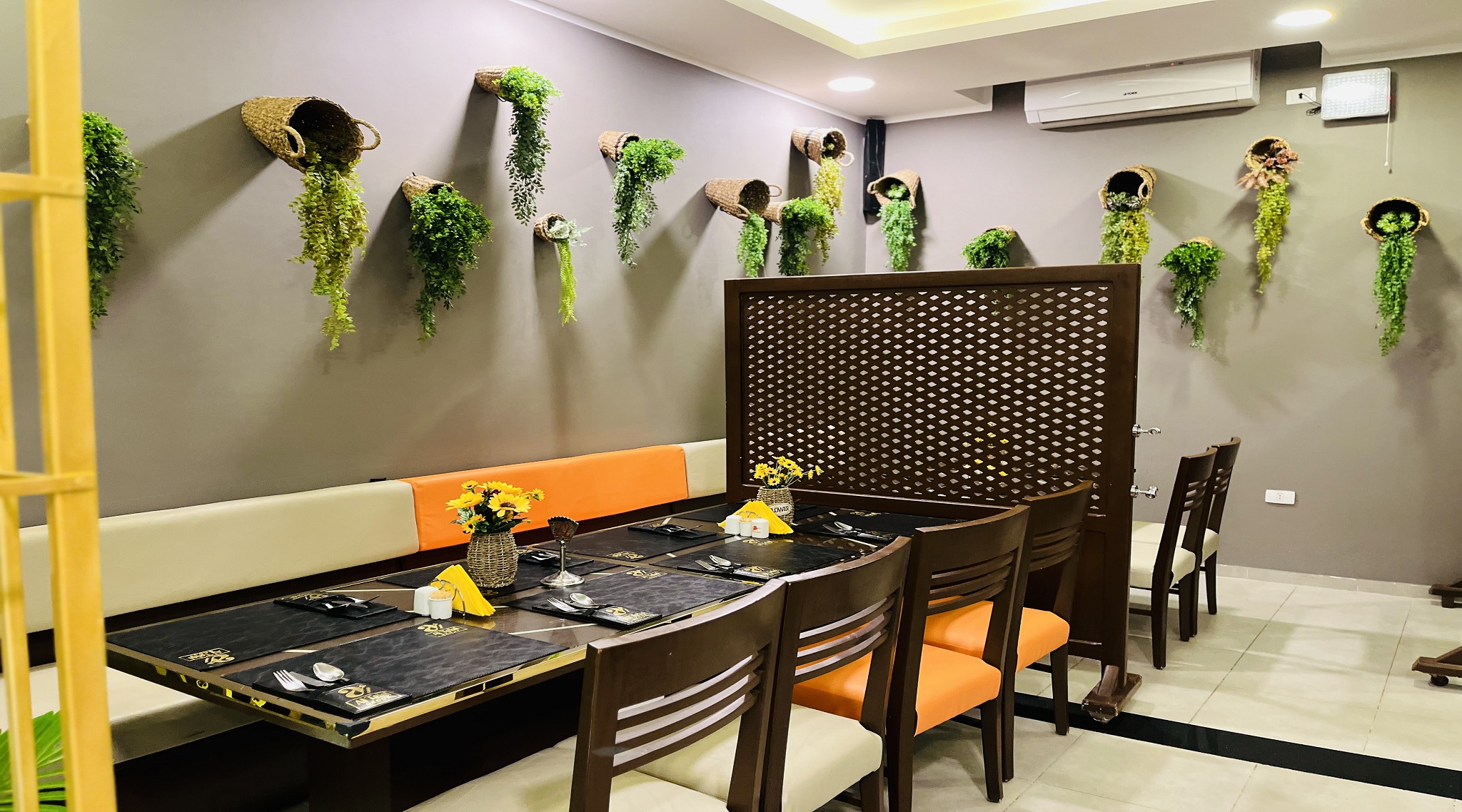 أطباق عالمية متنوعة في مطعم الفيروز