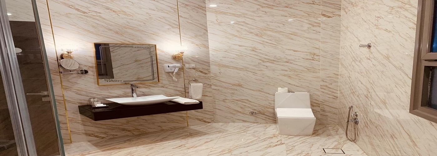 غرفة فندقية مطلة على البحر في منتجع التلال السياحي