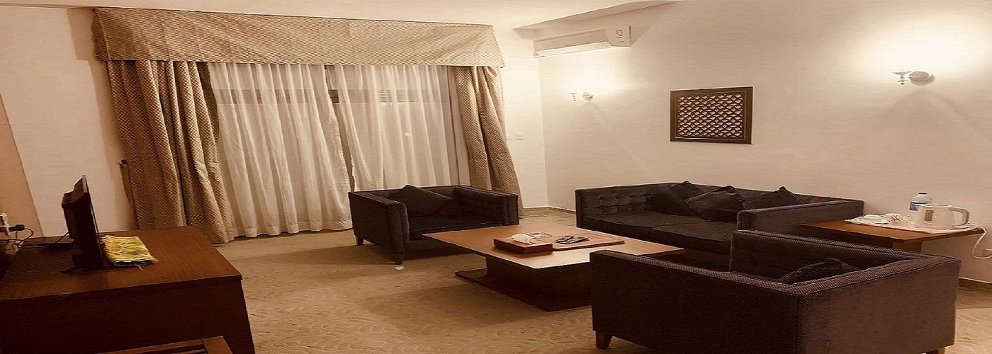 غرفة فندقية مطلة على البحر في منتجع التلال السياحي