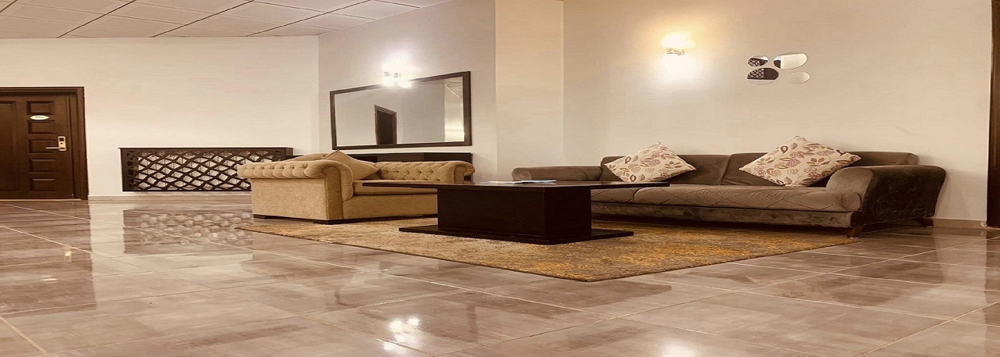 غرفة فندقية مطلة على البحر في منتجع التلال السياحي