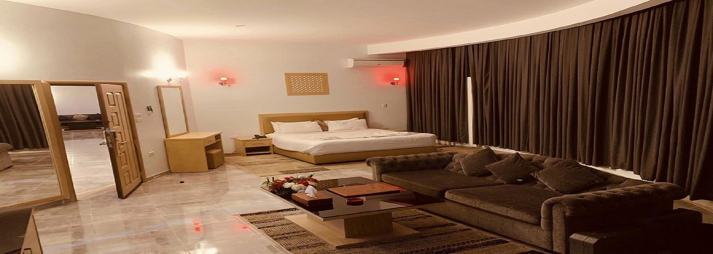 غرفة فندقية مطلة على البحر في منتجع التلال السياحي