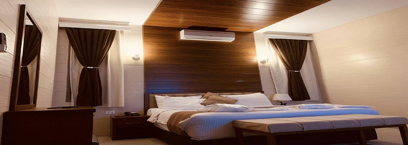 غرفة فندقية مطلة على البحر في منتجع التلال السياحي