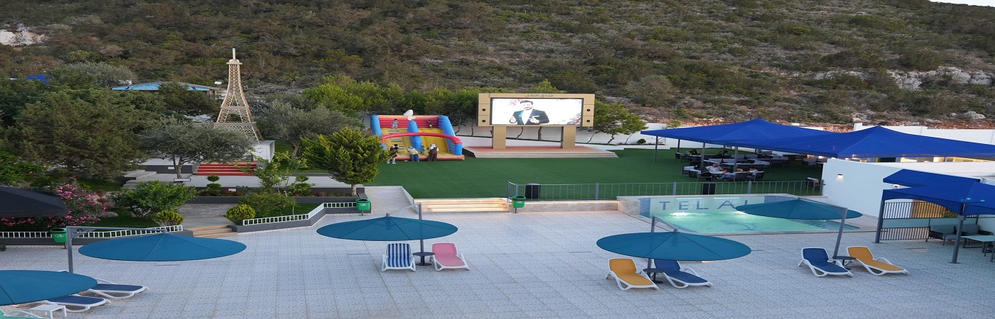 حمام سباحة فاخر مطل على البحر في منتجع التلال السياحي