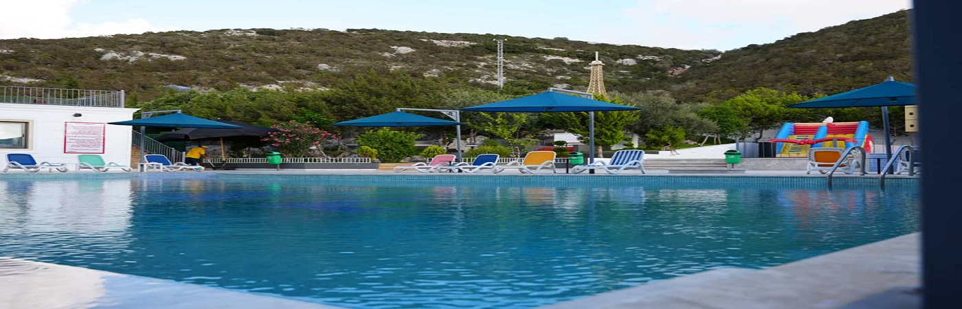 حمام سباحة فاخر مطل على البحر في منتجع التلال السياحي