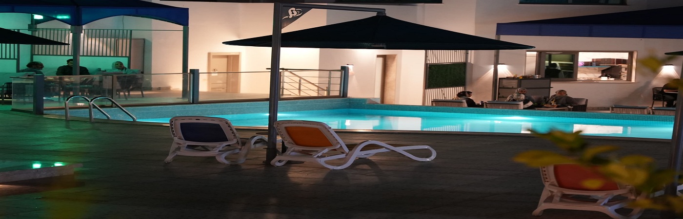 حمام سباحة فاخر مطل على البحر في منتجع التلال السياحي