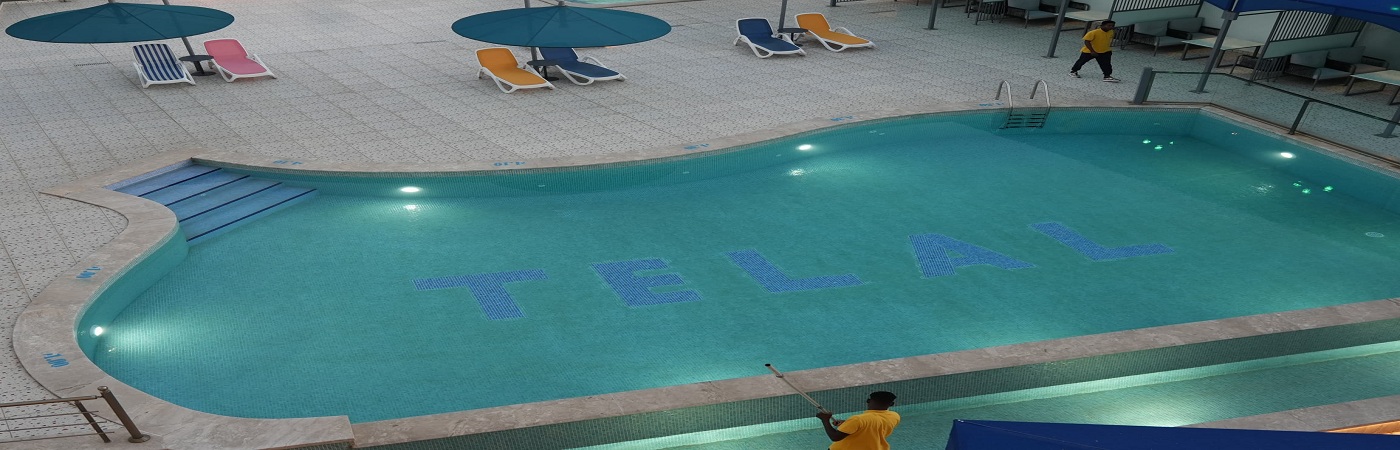 حمام سباحة فاخر مطل على البحر في منتجع التلال السياحي