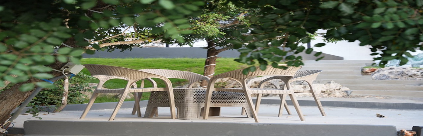 حمام سباحة فاخر مطل على البحر في منتجع التلال السياحي